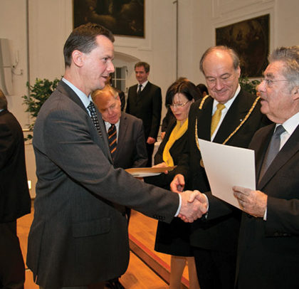 USC scientist Janos Peti-Peterdi receives congratulations from Austrian President Heinz Fischer.