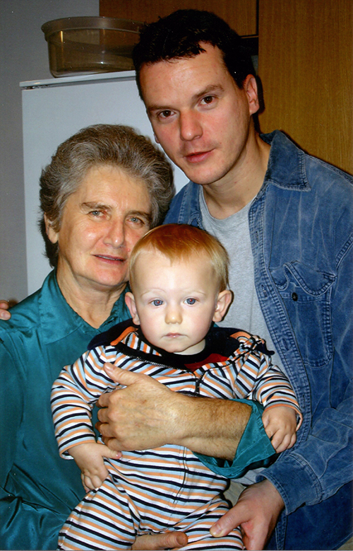 Janos Peti-Peterdi with his mother and son in 2004 (Photo by Reka Peti-Peterdi)