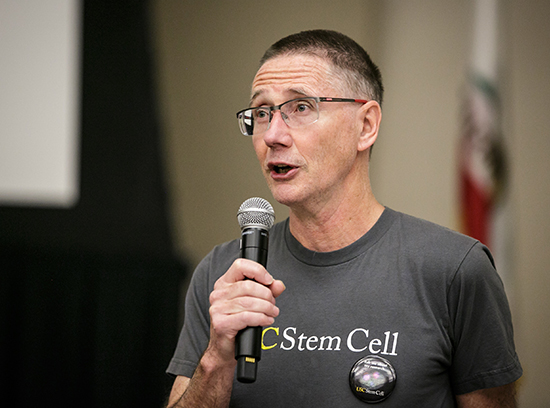 Andy McMahon, director of USC's stem cell research center, welcomes students to a Day of Discovery. (Photo by David Sprague)